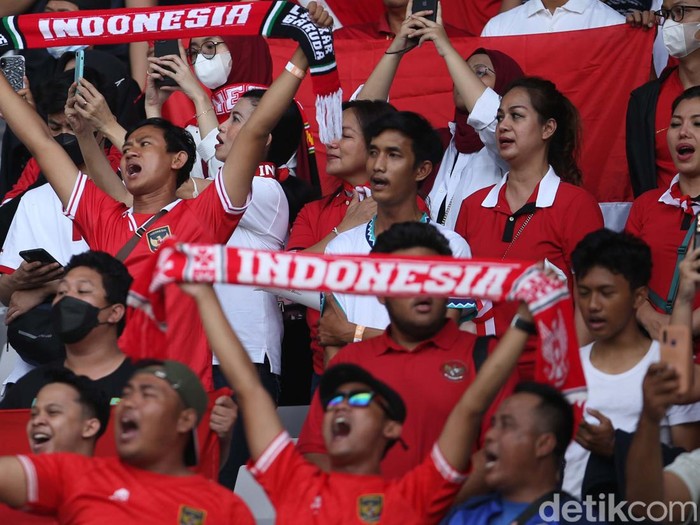 Suporter Indonesia kembali ke tribun penonton menyaksikan laga Timnas Indonesia. Usai tragedi Kanjuruhan, sepakbola Indonesia digelar tanpa penonton.