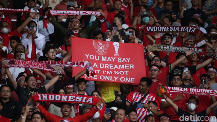 Saat Suporter Kembali ke Tribun Suporter Indonesia kembali ke tribun penonton menyaksikan laga Timnas Indonesia. Usai tragedi Kanjuruhan, sepakbola Indonesia digelar tanpa penonton.