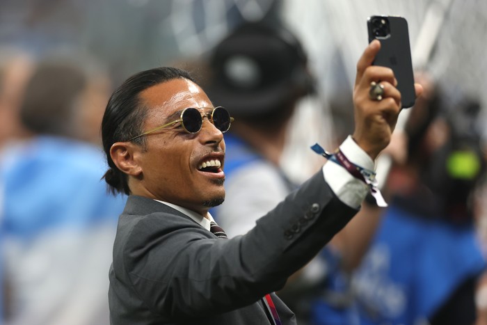 salt bae piala dunia 2022 piala dunia qatar juara bola dunia final piala dunia 2022 LUSAIL CITY, QATAR - DECEMBER 18: Nusret Goekce, nicknamed Salt Bae looks on after the FIFA World Cup Qatar 2022 Final match between Argentina and France at Lusail Stadium on December 18, 2022 in Lusail City, Qatar. (Photo by Lars Baron/Getty Images)
