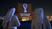 Tak hanya itu, gelaran Piala Dunia 2022 kali ini juga memberi banyak kejutan. Terpilihnya Qatar sebagai tuan rumah menjadi kejutan tersendiri karena digelar di negara Islam. Satu-satunya negara muslim yang menjadi penyelenggara pesta sepakbola terakbar sejagat dalam kurun 92 tahun sejarah perhelatan Piala Dunia. AFP via Getty Images