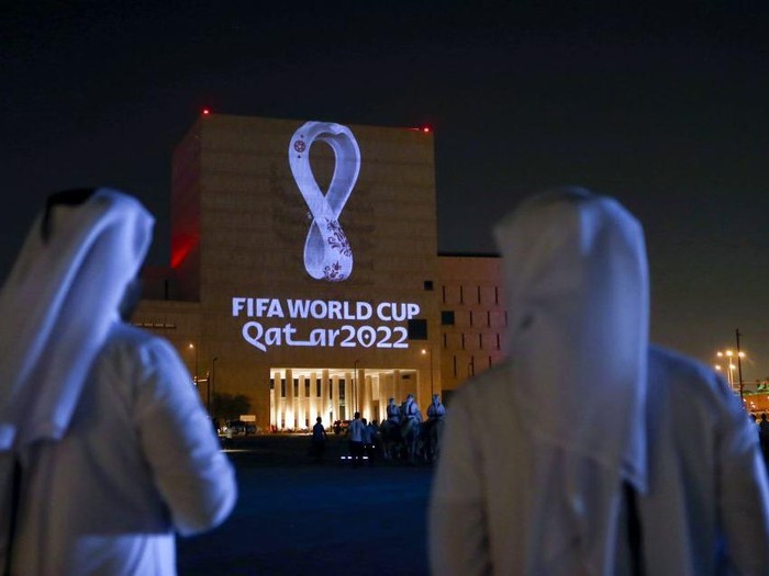 Gelaran Piala Dunia kali ini memberi banyak kejutan. Terpilihnya Qatar sebagai tuan rumah sudah menjadi kejutan tersendiri. Satu-satunya negara muslim yang menjadi penyelenggara pesta sepakbola terakbar sejagat dalam kurun 92 tahun sejarah perhelatan Piala Dunia.