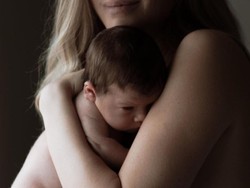 Wanita Ini Jadi Viral Pakai Skincare dari ASI-nya Sendiri, Dikritik Egois