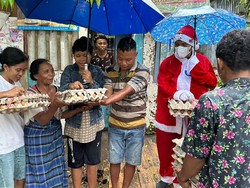 Jelang Natal, Sinterklas Bagi-bagi Sembako di Labuan Bajo