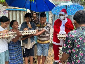 Jelang Natal, Sinterklas Bagi-bagi Sembako di Labuan Bajo Jelang Natal, Sinterklas Bagi-bagi Sembako di Labuan Bajo