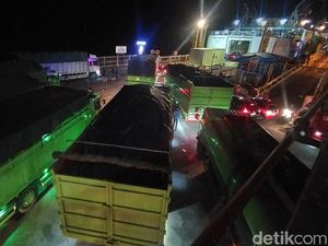 Cuaca Ekstrem Pelabuhan Bakauheni-Merak Tutup Selama 7 Jam Cuaca Ekstrem Pelabuhan Bakauheni-Merak Tutup Selama 7 Jam
