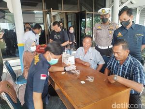 Sopir-Kernet Bus di Gresik Dites Urine Antisipasi Cegah Laka Saat Nataru Sopir-Kernet Bus di Gresik Dites Urine Antisipasi Cegah Laka Saat Nataru