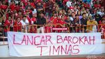 Spanduk Usut Tuntas Tragedi Kanjuruhan Membentang di SUGBK