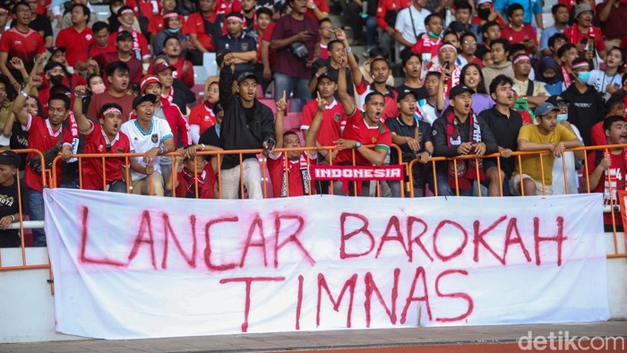 Dalam laga Indonesia vs Kamboja di SUGBK, suporter Indonesia menuntut pengusutan Tragedi Kanjuruhan. Mereka membentangkan spanduk dukungan.