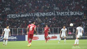 Spanduk Usut Tuntas Tragedi Kanjuruhan Membentang di SUGBK