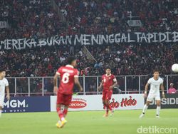 Spanduk Usut Tuntas Tragedi Kanjuruhan Membentang di SUGBK