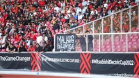 Sontak aksi ini mendapat sambutan meriah dari segala penjuru stadion.