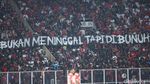 Spanduk Usut Tuntas Tragedi Kanjuruhan Membentang di SUGBK