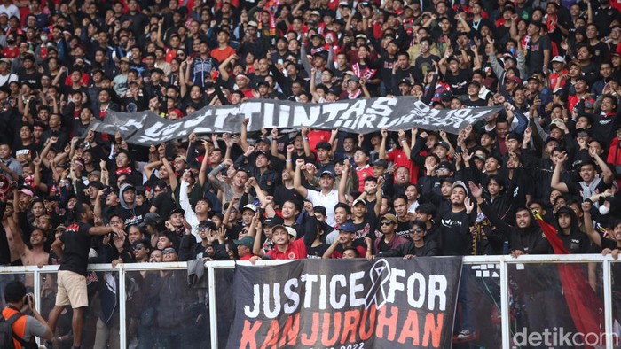 Dalam laga Indonesia vs Kamboja di SUGBK, suporter Indonesia menuntut pengusutan Tragedi Kanjuruhan. Mereka membentangkan spanduk dukungan.