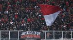Spanduk Usut Tuntas Tragedi Kanjuruhan Membentang di SUGBK