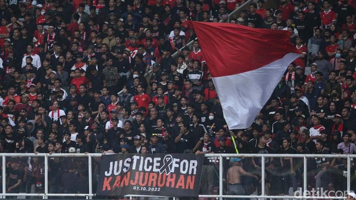 Spanduk Usut Tuntas Tragedi Kanjuruhan Membentang di SUGBK Dalam laga Indonesia vs Kamboja di SUGBK, suporter Indonesia menuntut pengusutan Tragedi Kanjuruhan. Mereka membentangkan spanduk dukungan.