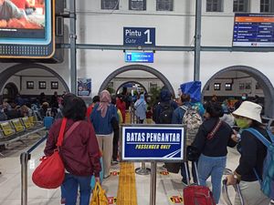 H-1 Natal, 36.100 Penumpang Berangkat dari Stasiun Gambir-Pasar Senen