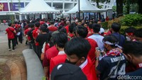 Antrean terlihat jelang laga Indonesia vs Kamboja di Piala AFF 2022.