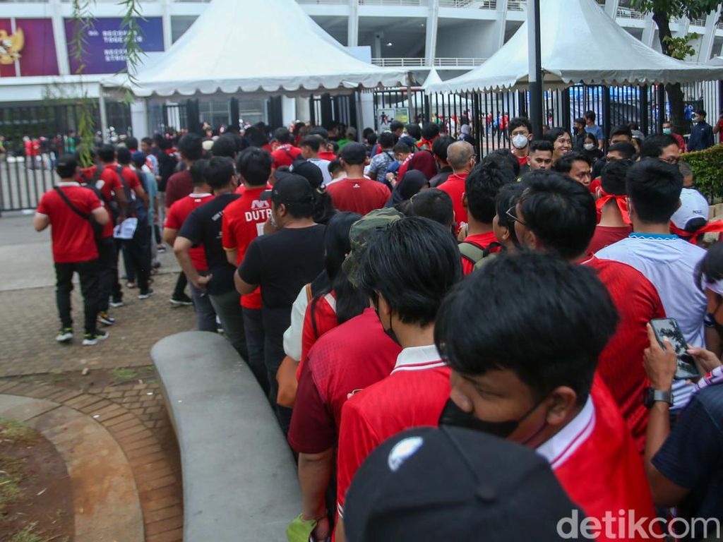 Antrean Panjang-Aksi Dorong Penonton Awali Laga Indonesia vs Thailand