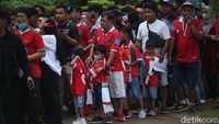 Suporter sudah mengular di Pintu G SUGBK, sekitar pukul 15.15 WIB. Antrean panjang di Pintu G mengular sampai ratusan meter, setelah panitia pelaksana membuka gerbang masuk area SUGBK. Pintu ini menjadi salah satu akses masuk yang dibuka untuk dilewati penonton.