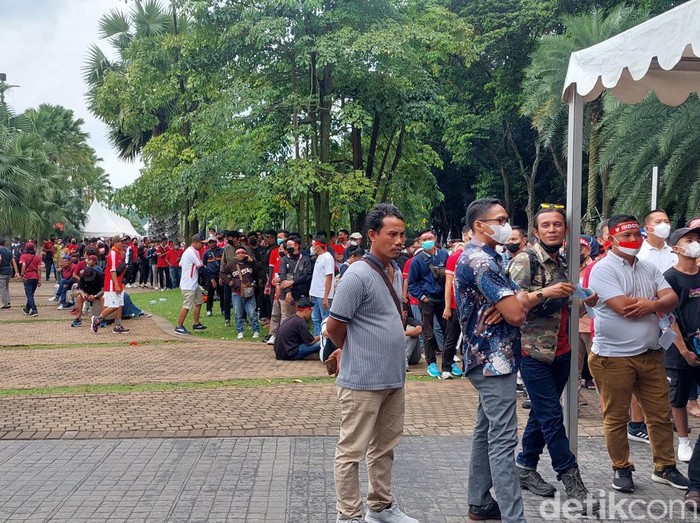 Suporter Timnas Indonesia mengular di SUGBK.