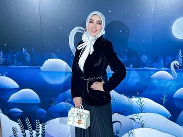 Foto: Gaya Mewah Syahrini Tenteng Tas Hermes Rp 4,6 Miliar di Jepang