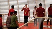 Ketum PSSI Mochamad Iriawan, yang akrab disapa Iwan Bule, menyambut Presiden Jokowi dengan sikap hormat. Foto: Dok. PSSI