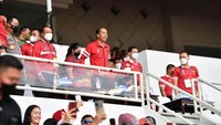 Presiden Jokowi tampak antusias bersiap menyaksikan pertandingan. Foto: Dok. PSSI
