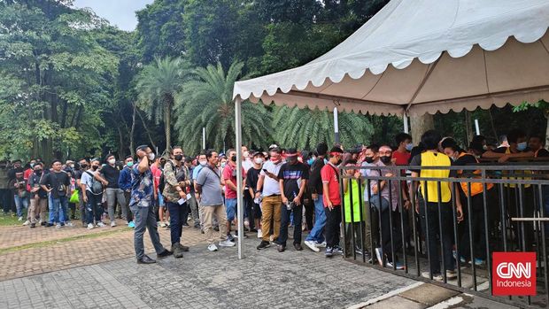 Suporter Timnas Indonesia belum bisa masuk Stadion Gelora Bung Karno, Jakarta, satu jam sebelum pertandingan, Jumat (23/12).