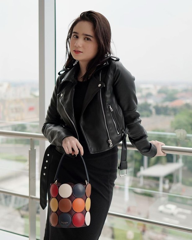 Tissa Biani dengan Jaket Kulit dan Dress Hitam. Foto Instagram: tissabiani Tissa Biani dengan Jaket Kulit dan Dress Hitam. Foto Instagram: tissabiani