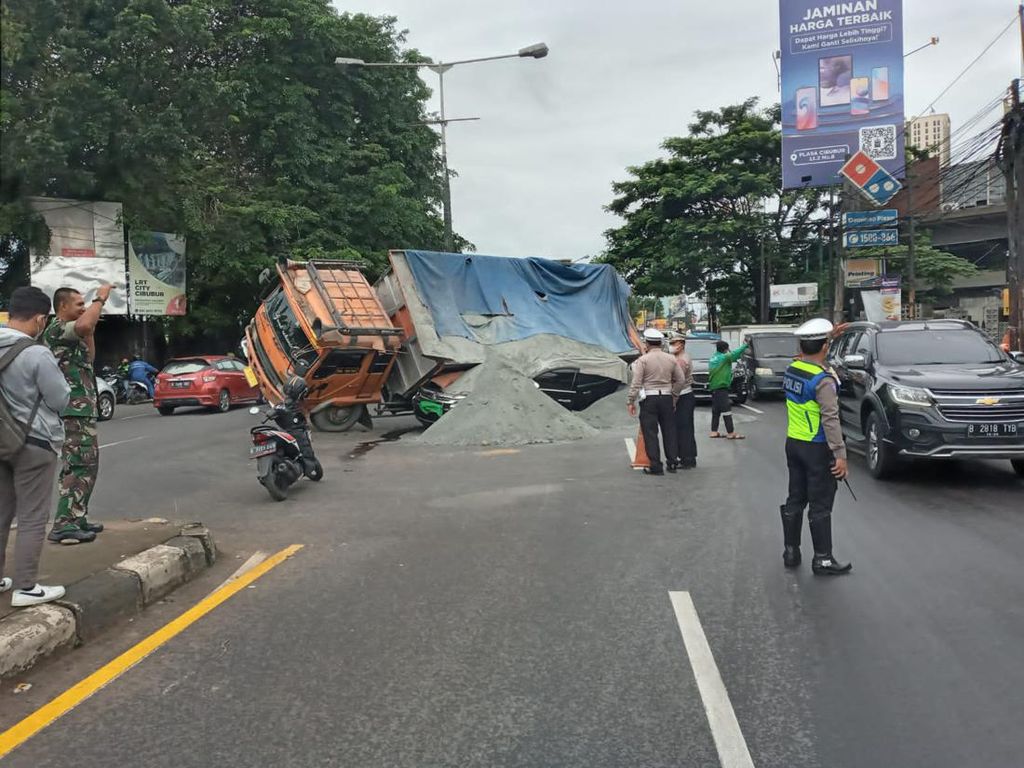 Ini Penyebab Truk Pasir Terguling Timpa Mobil Dinas TNI di Cibubur