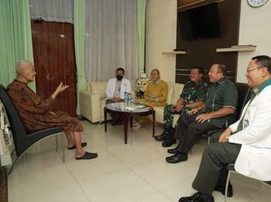 Potret Kondisi Terkini Try Sutrisno Saat Berbincang dengan Panglima TNI