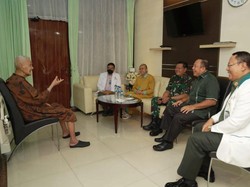 Potret Kondisi Terkini Try Sutrisno Saat Berbincang dengan Panglima TNI