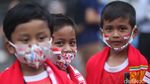 Wanita Berhijab dan Si Kecil Dukung Timnas Indonesia