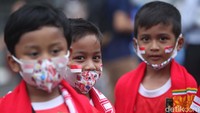 Bocah-bocah ini juga ikut mendukung Timnas Indonesia.