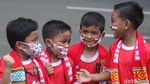 Wanita Berhijab dan Si Kecil Dukung Timnas Indonesia