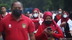 Wanita Berhijab dan Si Kecil Dukung Timnas Indonesia