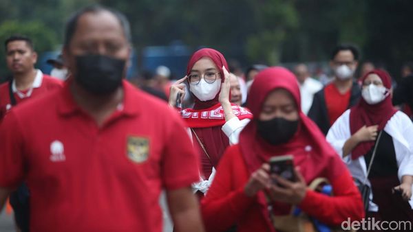 Wanita Berhijab dan Si Kecil Dukung Timnas Indonesia