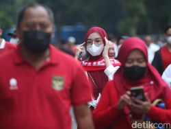 Wanita Berhijab dan Si Kecil Dukung Timnas Indonesia