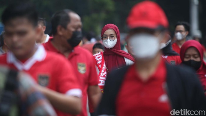 Wanita Berhijab dan Si Kecil Dukung Timnas Indonesia Sepakbola bukan hanya untuk pria dan orang dewasa. Buktinya wanita cantik dan anak-anak ini ikut antre untuk menonton laga Timnas Indonesia vs Kamboja.