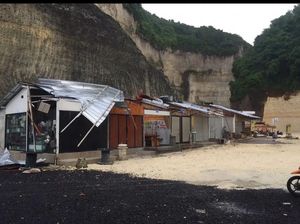 Diterpa Angin Kencang, 4 Warung di Pantai Melasti Porak-poranda