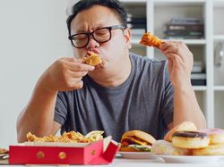 10 Hal yang Perlu Dilakukan Usai Makan Banyak Agar Perut Tak Begah