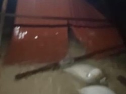 Permukiman di Pulau Kodingareng Makassar Diterjang Angin Kencang-Air Pasang