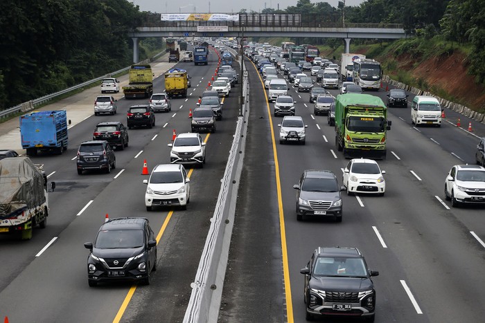 ARUS MUDIK NATAL 2022 DI TOL JAPEK Sejumlah kendaraan arah Cikampek melintas ketika pemberlakuan