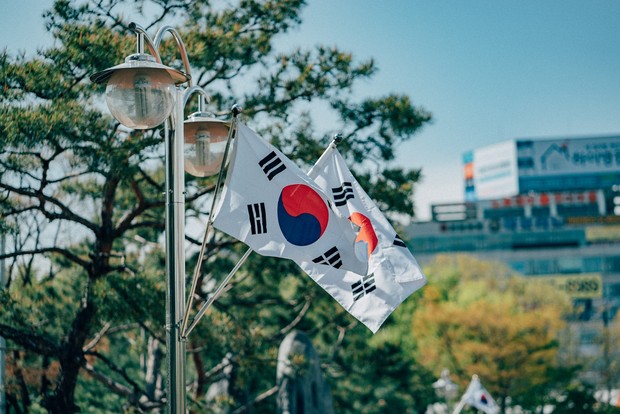 Bendera Korea Selatan/Foto: Photo by unsplash.com/@nardly Dua bendera Korea Selatan yang berkibar