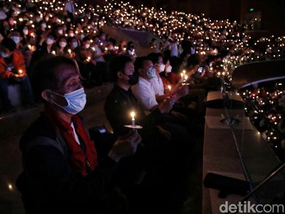 Cahaya Lilin Terangi Misa Malam Natal di GRII Kemayoran