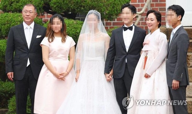 Chun Euisun, his wife, his daughter, and his son in law at his eldest dauthter wedding/Foto: Yonhap News Chun Euisun, his wife, his daughter, and his son in law at his eldest dauthter wedding