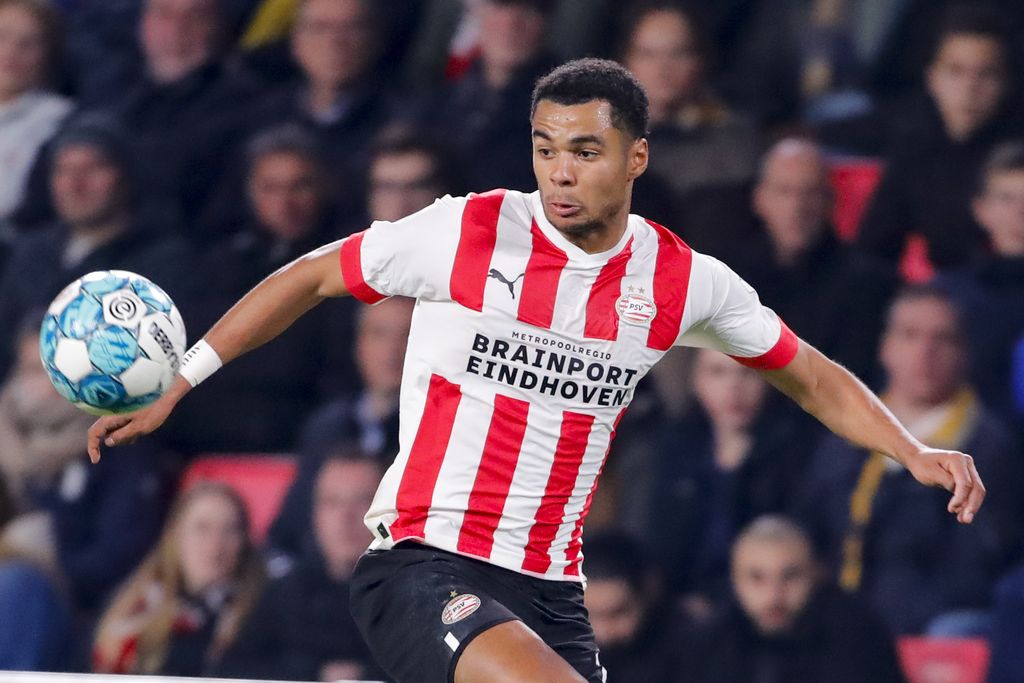 EINDHOVEN, NETHERLANDS - NOVEMBER 12: Cody Gakpo of PSV Eindhoven Controls the ball during the Dutch Eredivisie match between PSV Eindhoven and AZ Alkmaar at Philips Stadion on November 12, 2022 in Eindhoven, Netherlands. (Photo by Perry van de Leuvert/NESImages/DeFodi Images via Getty Images)