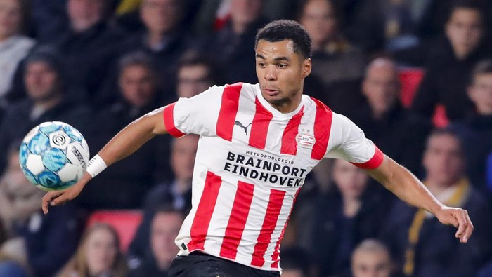 EINDHOVEN, NETHERLANDS - NOVEMBER 12: Cody Gakpo of PSV Eindhoven Controls the ball during the Dutch Eredivisie match between PSV Eindhoven and AZ Alkmaar at Philips Stadion on November 12, 2022 in Eindhoven, Netherlands. (Photo by Perry van de Leuvert/NESImages/DeFodi Images via Getty Images)