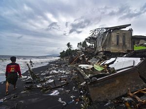 Gelombang Pasang Hancurkan Rumah, Warga di Mataram Berharap Bisa Pindah