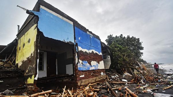 Belasan Rumah Rusak Akibat Cuaca Ekstrem di Mataram